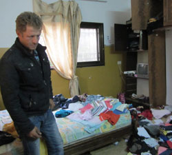 مرسي عيد في منزله بعد التفتيش. تصوير: عبد الكريم سعدي، بتسيلم، 13.11.13.