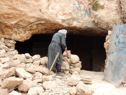 הכניסה ההרוסה למערה של נאדיה אל-חנאני. צילום: סלמא א-דיבעי, בצלם
