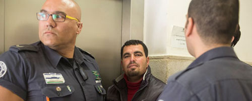 B'Tselem field researcher Nasser Nawaj'ah being brought to remand hearing at Jerusalem Magistrates Court, which ordered his release on 21 Jan. 2016. Photo by Oren Ziv, Activestills 